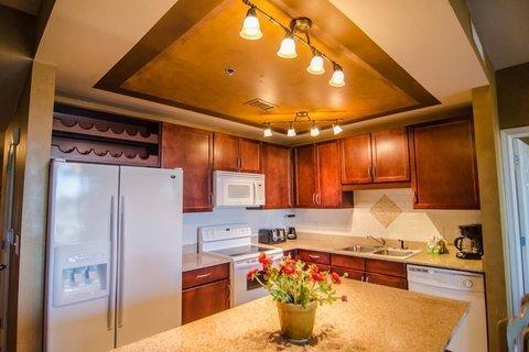 Laketown Wharf Apartment *